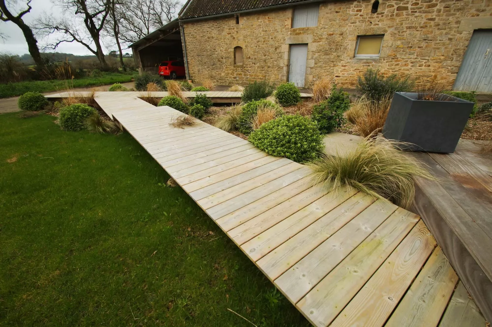 Création d'une terrasse en bois exotique et d'une clôture à Arradon