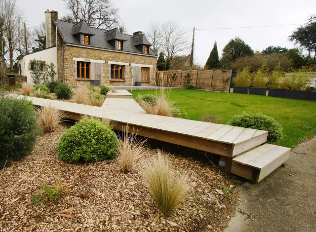 Aménagement d'un jardin à Arradon : terrasse en bois exotique